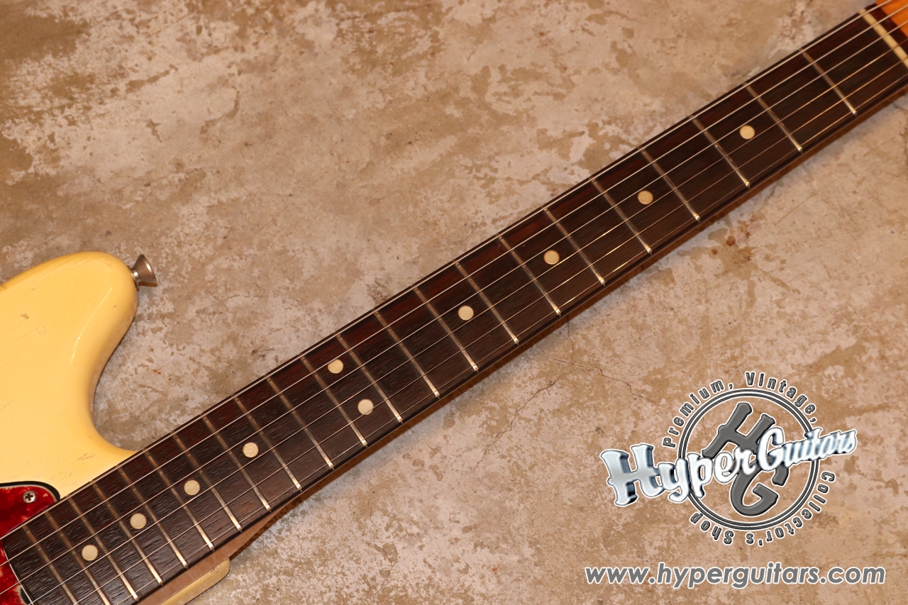 Fender '65 Mustang - ホワイト / スラブ ローズ - ハイパーギターズ