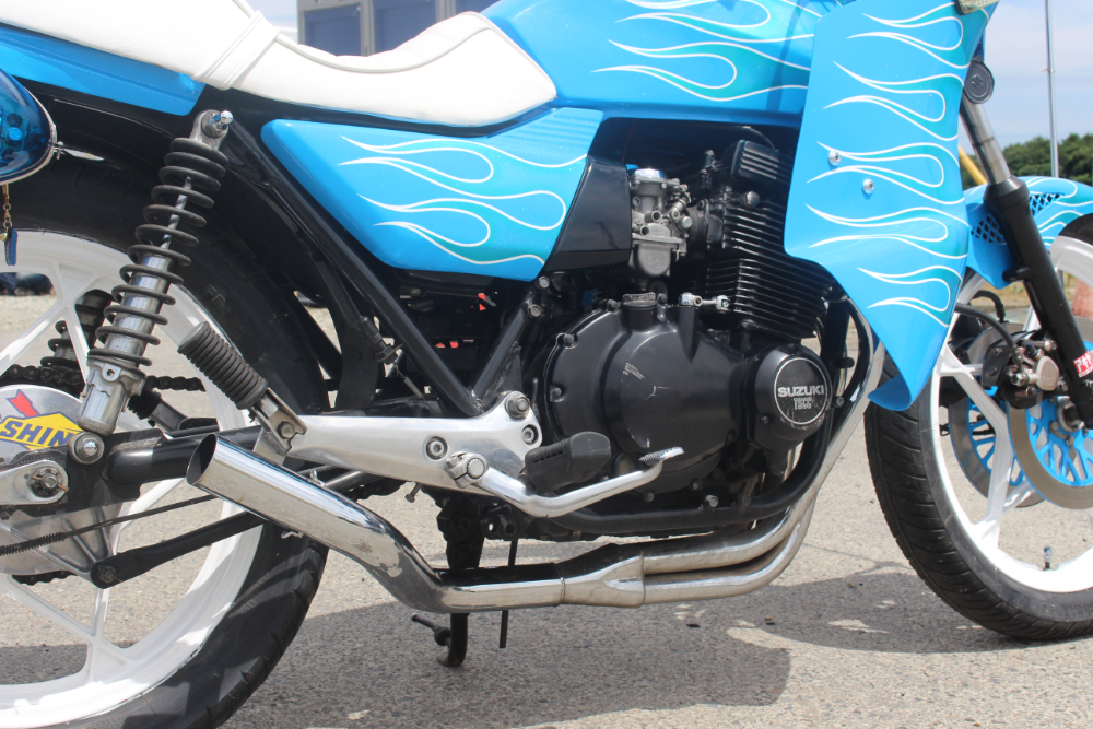 GSX250E】屹立した三段シートとパステルカラーのファイヤーを擁する