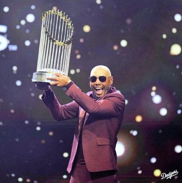 ドジャース・ベッツ 「気絶するほど美しい」歌姫のようなドレス姿の妻