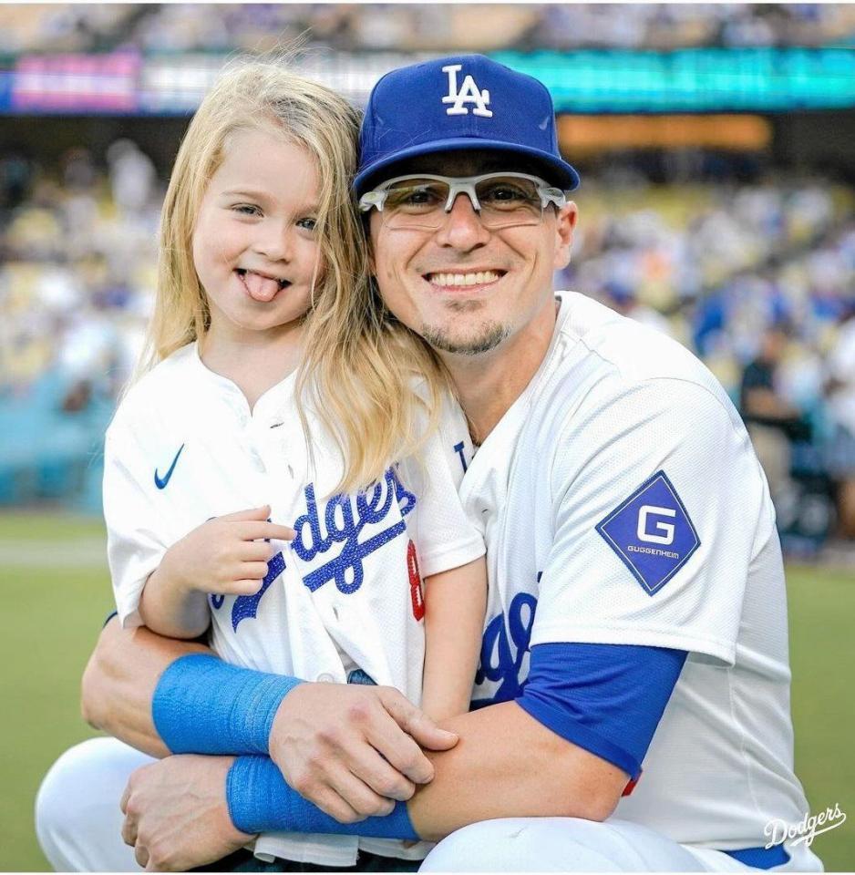 キケ・ヘルナンデス 激カワ愛娘の映画館デビューに付き添う 鑑賞したの