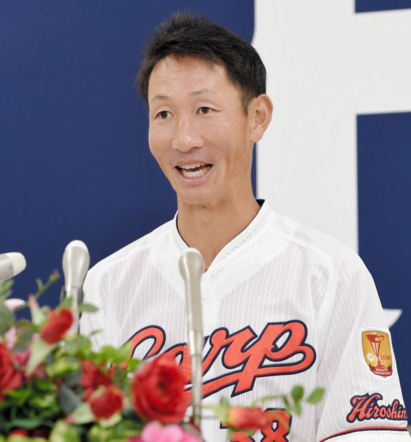 赤松真人が引退会見、胃がんで思い「生きてるだけでいいんだ」 好守で