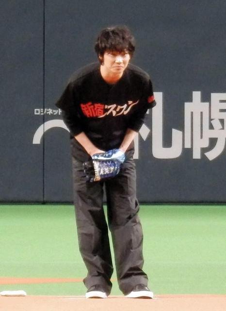 綾野剛が始球式「恐縮で仕方ない」/野球/デイリースポーツ online