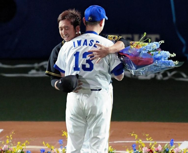 中日・岩瀬 涙の引退セレモニー 完全リレーの山井から花束「九回を必死