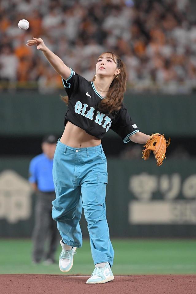 巨人戦 藤田ニコルがヘソ出し「ティファニーユニ」で始球式「心臓