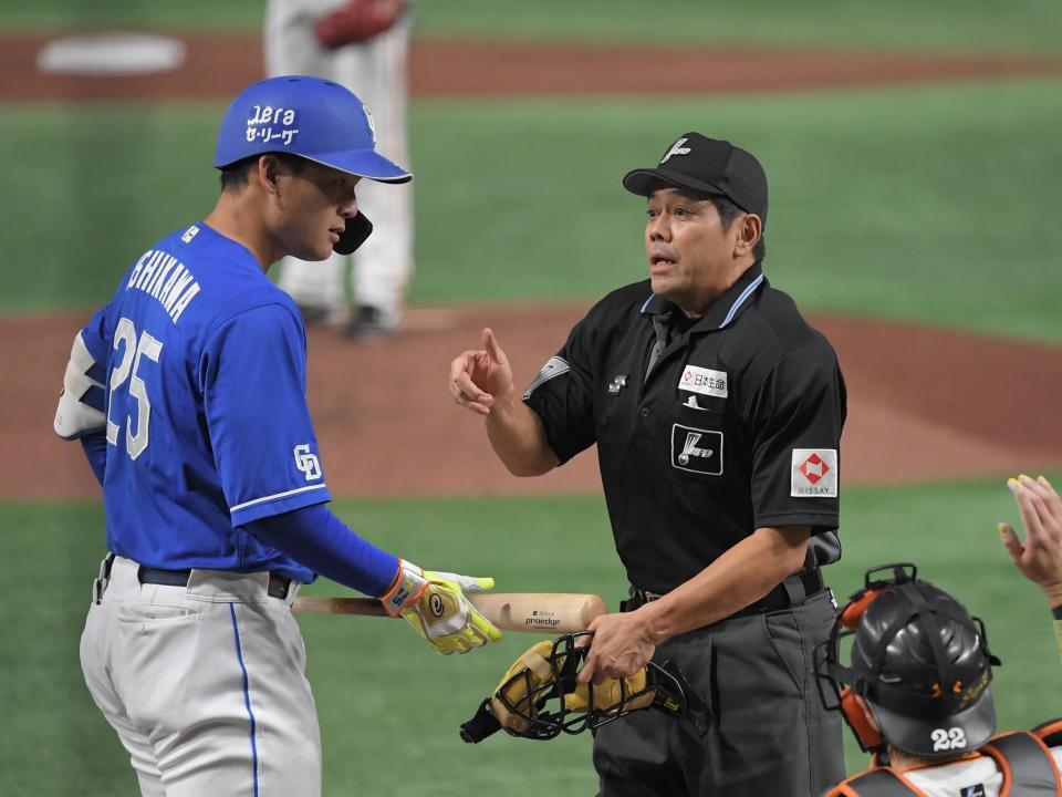 中日・石川昂が球審に注意されてバットを交換 次の球を三塁内野安打 端