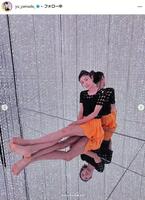 ん？山田優 床面が鏡張りの空間にヒザ上20cmスカートに「お人形