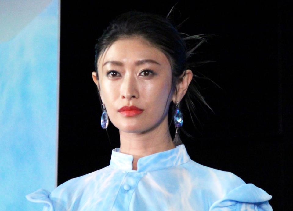 ん？山田優 床面が鏡張りの空間にヒザ上20cmスカートに「お人形