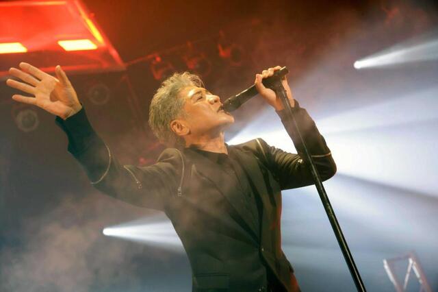 吉川晃司 名物シンバルキック披露で健在アピール！デビュー40周年