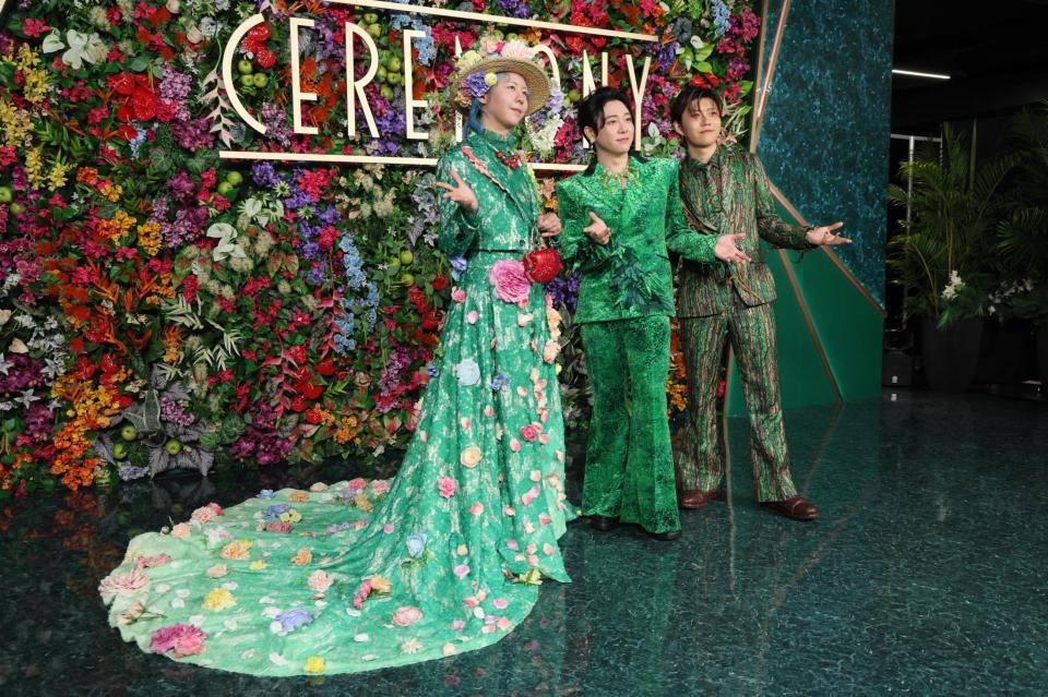 ミセス エデンの園をイメージした豪華絢爛衣装でカーペットをかっ歩