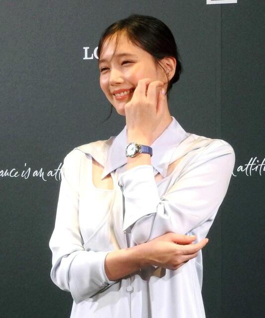 本田翼 感激「輝きが止まらない」ブルーワンピの手首に95万円腕時計