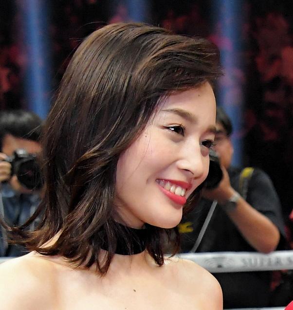 神部美咲ひざ上20センチの超絶ナマ美脚にくぎ付け「脚長っ」ミニスカ