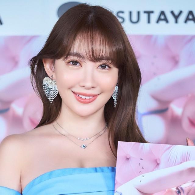 小嶋陽菜オフショルダードレスでイベント出演 ファンを魅了「スタイル