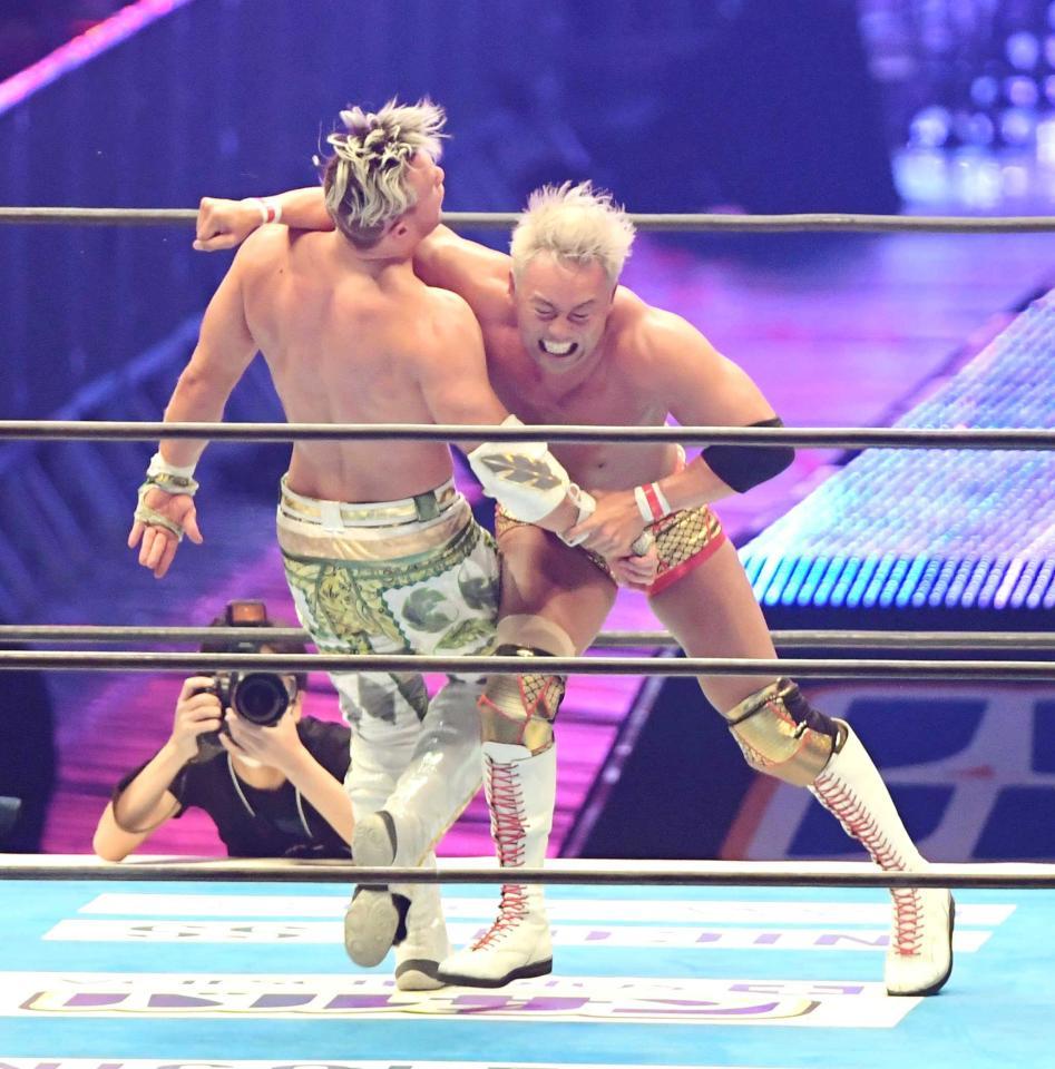 新日本・オカダ宝刀解禁 必殺レインメーカーでかつての盟友オスプレイ