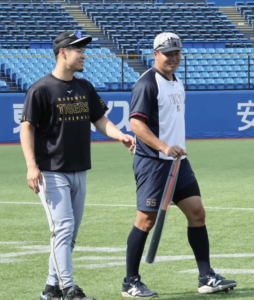 阪神 佐藤輝明が村上宗隆にバットを手渡す セ・リーグを代表する左の