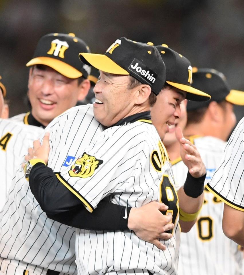 阪神・岡田監督と佐藤輝が歓喜の抱擁！厳しい言葉を投げかけた教え子は