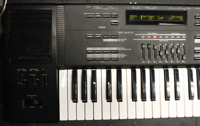 Roland JV-1000 electric keyboard synthesizer - 76 key - Music