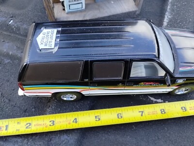 Brookfield Collectibles 1993 CHEVy SUBURBAN 1:24 SCALE diecast