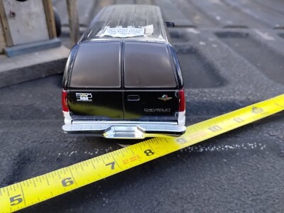 Brookfield Collectibles 1993 CHEVy SUBURBAN 1:24 SCALE diecast