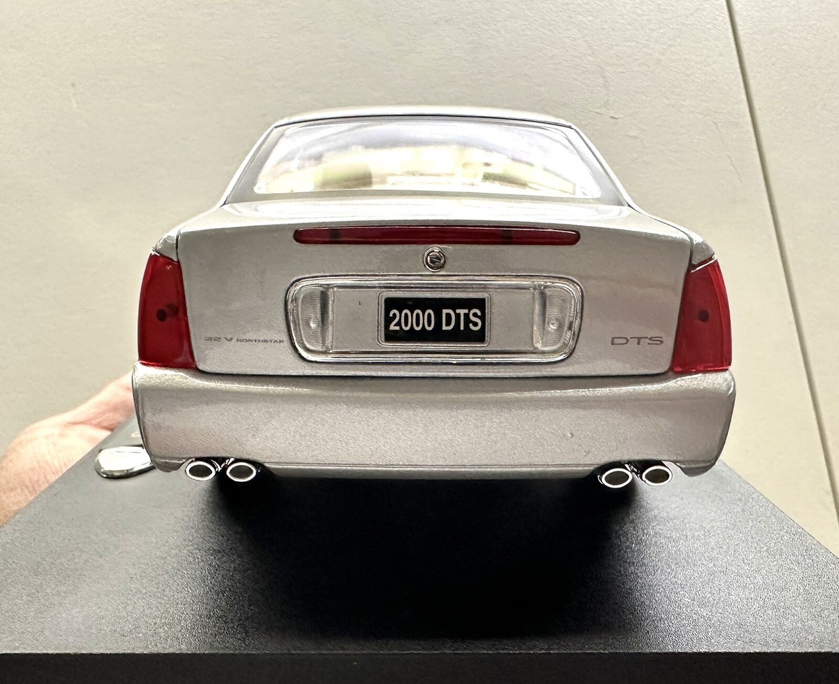 Maisto 💫 Cadillac 2000 Deville DTS 1:18 Scale Touring Sedan