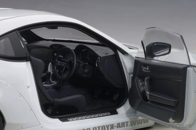 TOYOTA 86 ROCKET BUNNY WHITE WITH GOLD WHEELS BY 1:18 78756 New In