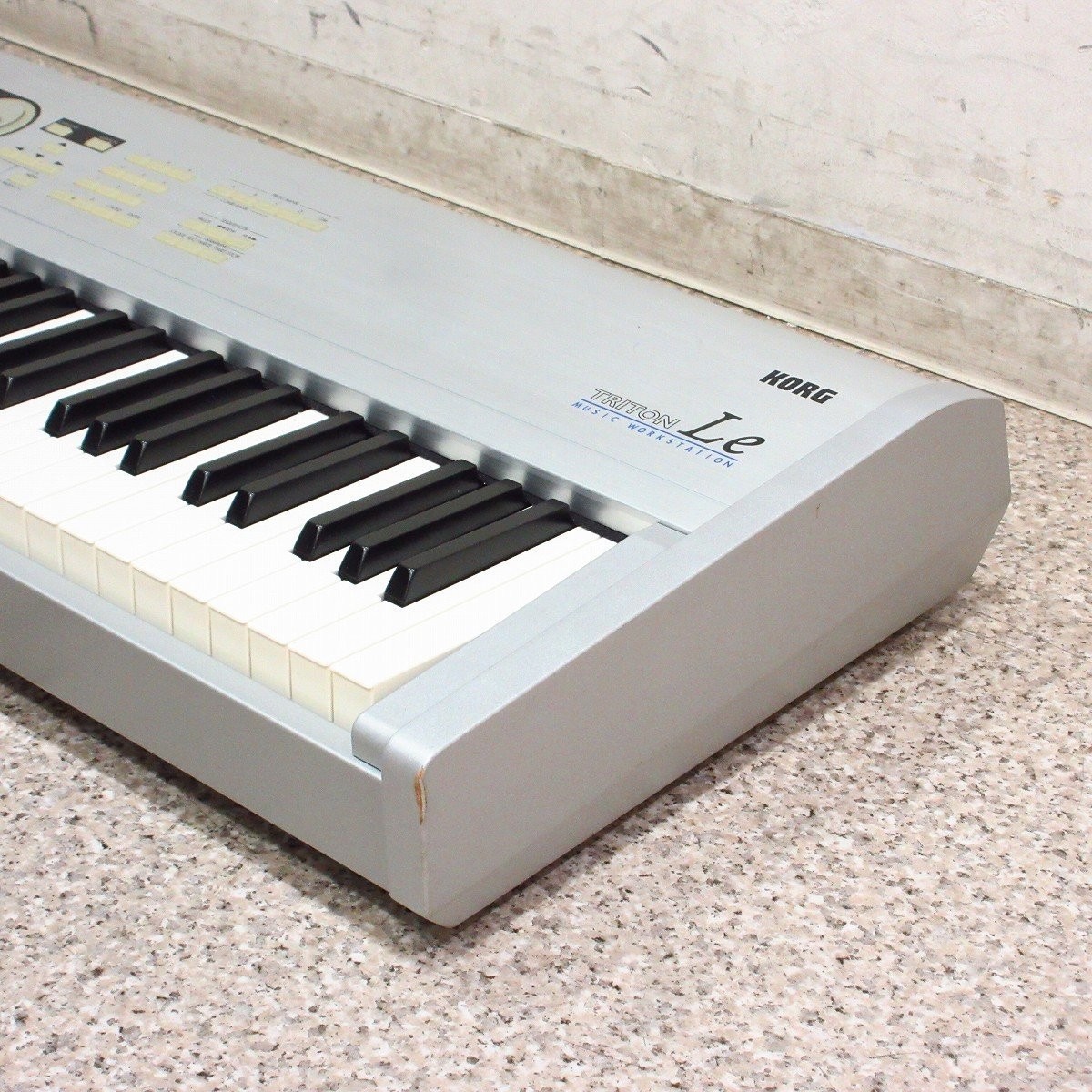 Korg Triton Le 88-Key Music Workstation Synthesizer ver.1.5 w/ AC