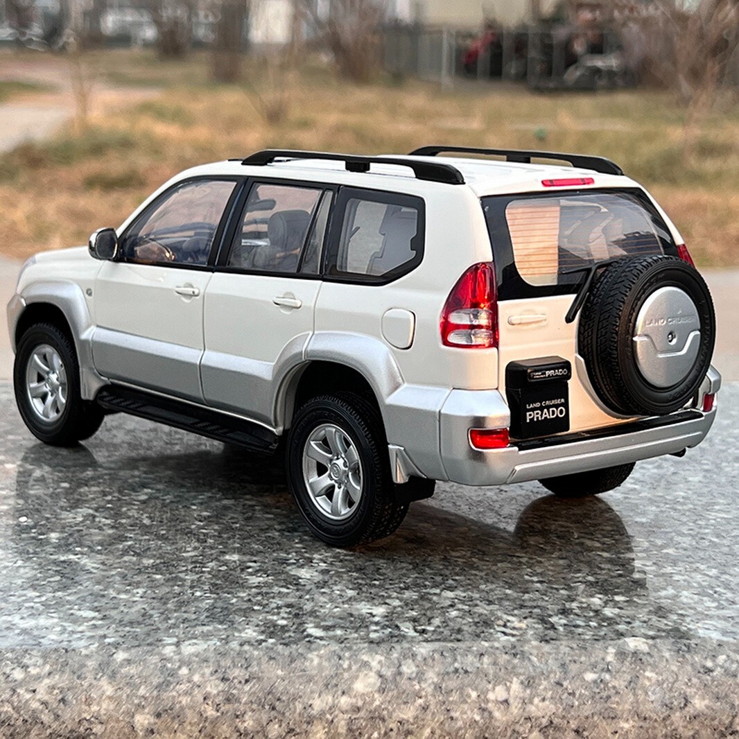 1/18 Scale Land Cruiser Prado GX 2008 White w/ Key Diecast Car