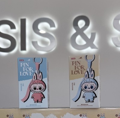 USA- NEW Authentic Labubu Pin for Love POPMART plushieS SINGE