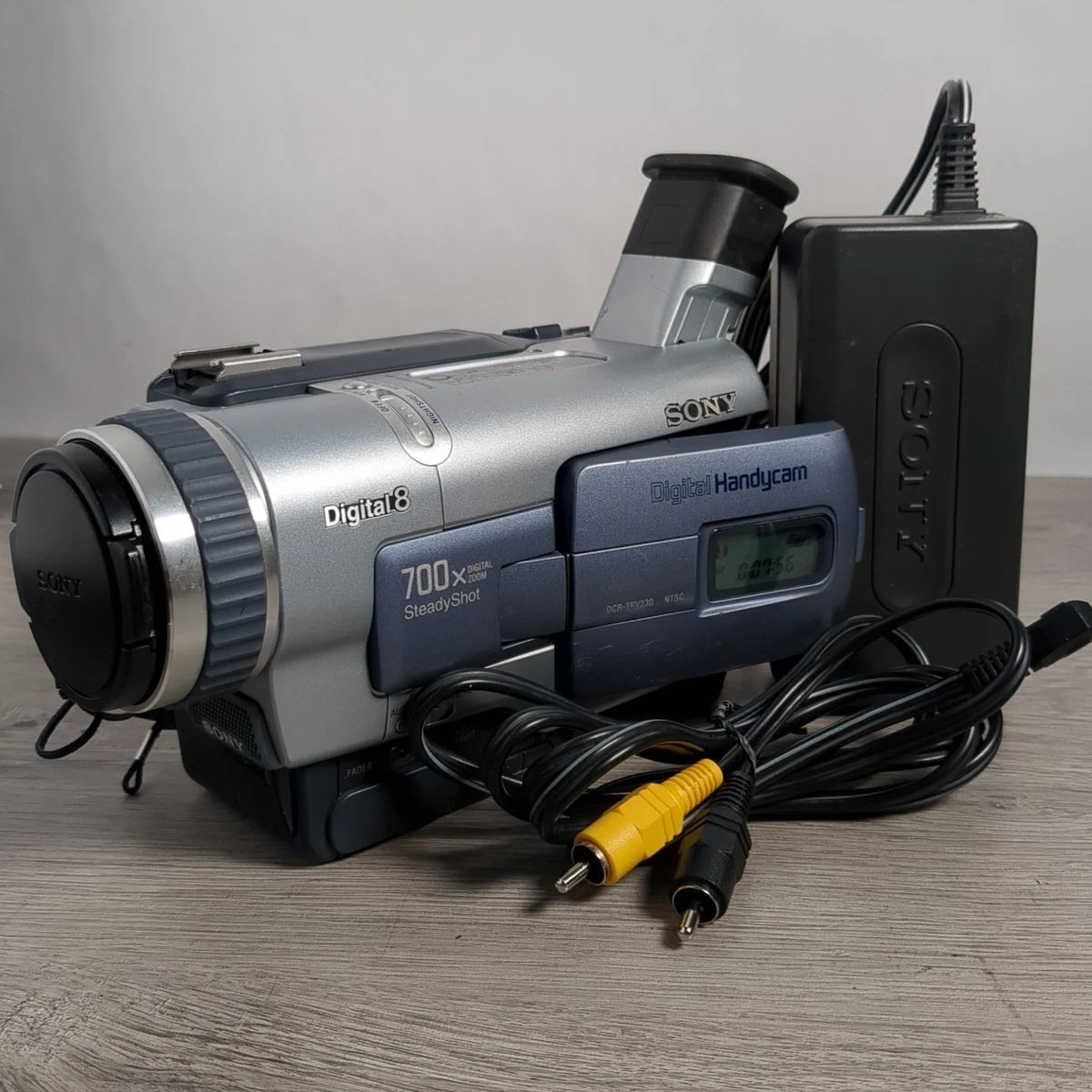 Камкордеры Sony Handycam серебристые цифровые 8 - огромный выбор