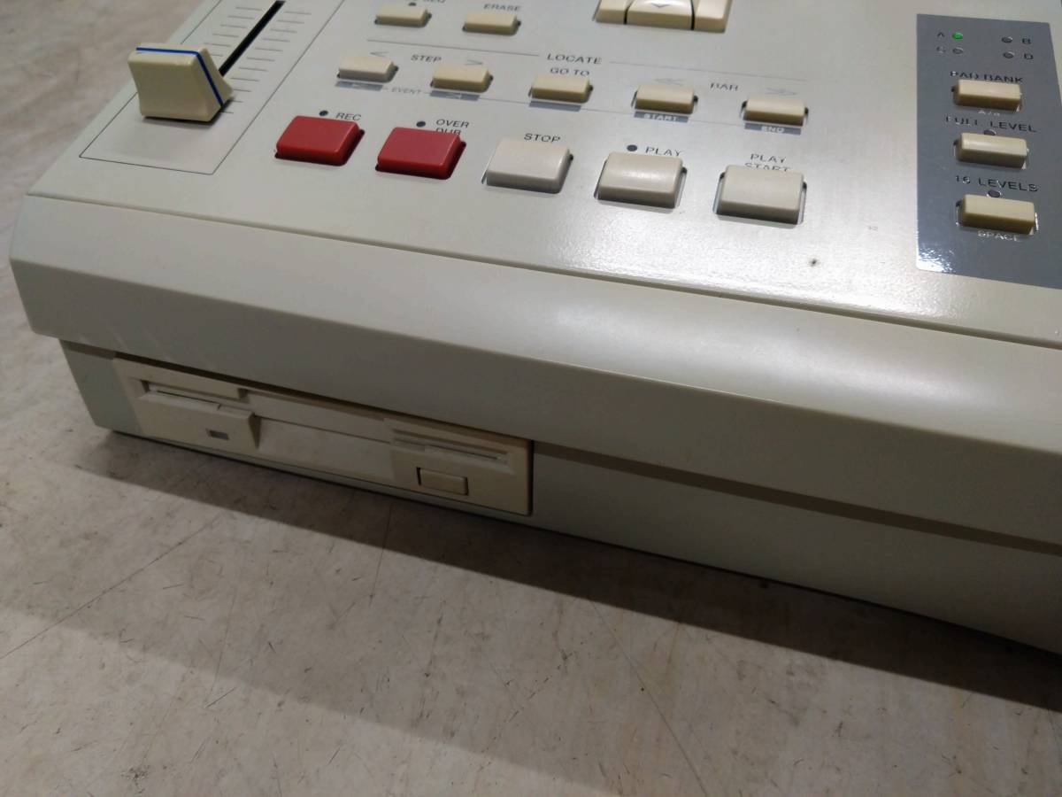 AKAI professional MPC2000 MIDI Production Center Drum Machine