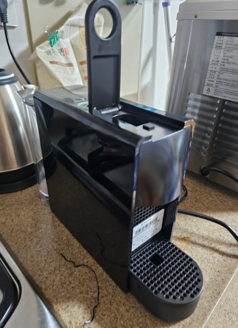 Nespresso Essenza Mini C30 Coffee Machine 220-240V - Black