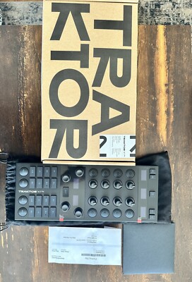 Native Instruments TRAKTOR X1 MK3 Portable DJ Controller Built-in