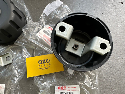 Suzuki Samurai Rear Wheel Hub Caps 43252-80000 with holder