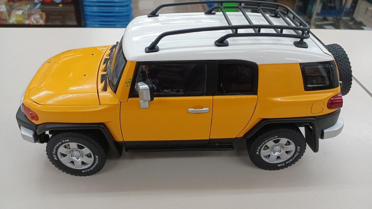 AUTOart Toyota FJ Cruiser Yellow 1:18 Diecast Model Car 78857