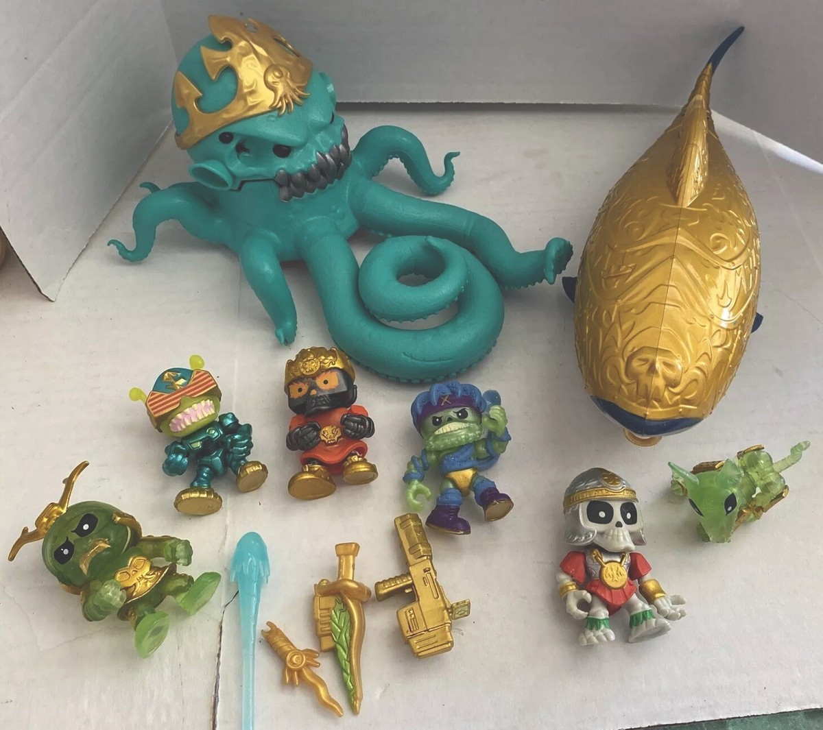 TREASURE X Sunken Pirate Ship Octopus, Golden Shark & 6 Aliens Set