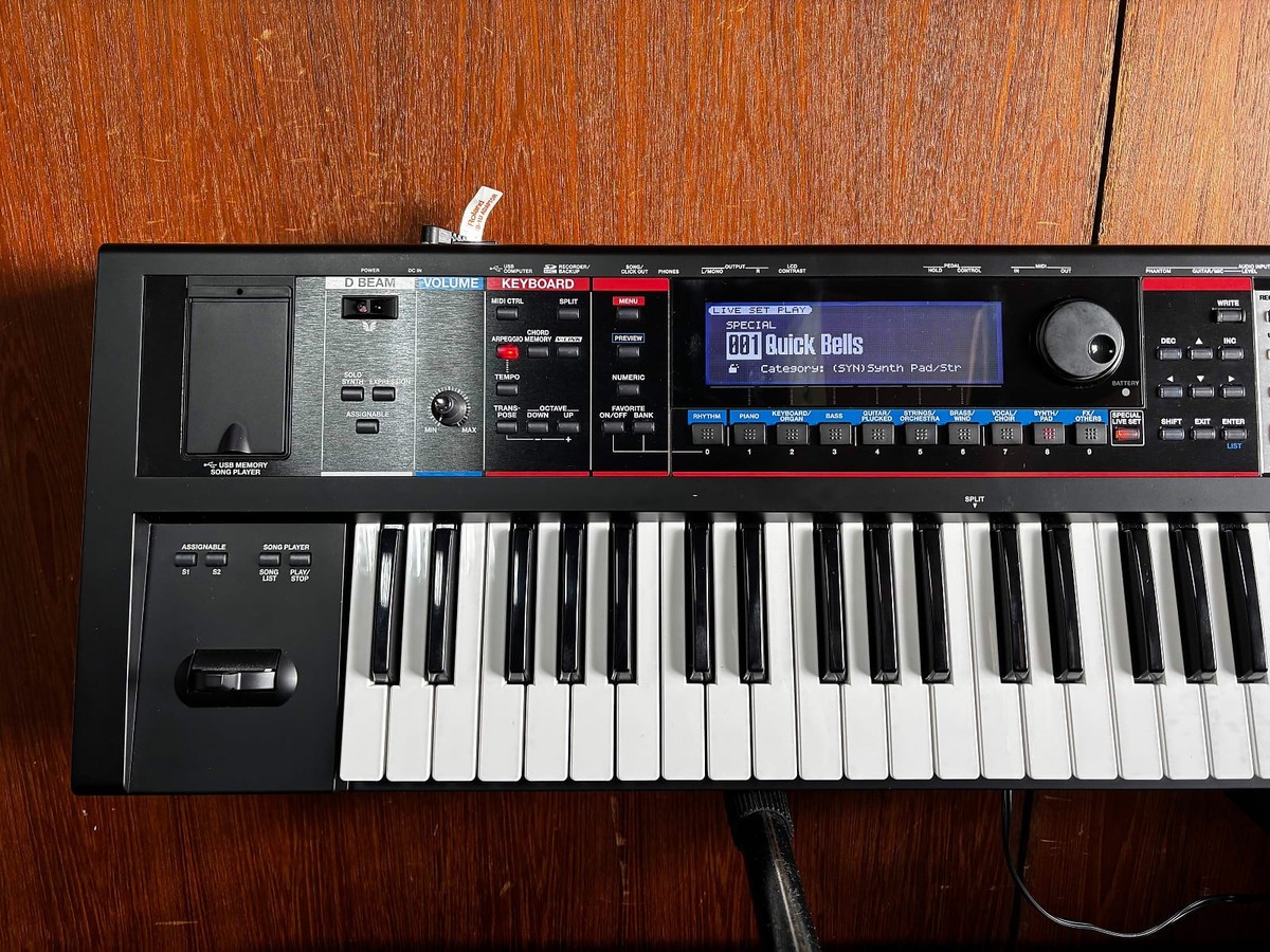 ROLAND JUNO-Gi Mobile Synthesizer with Digital Recorder w/ bag
