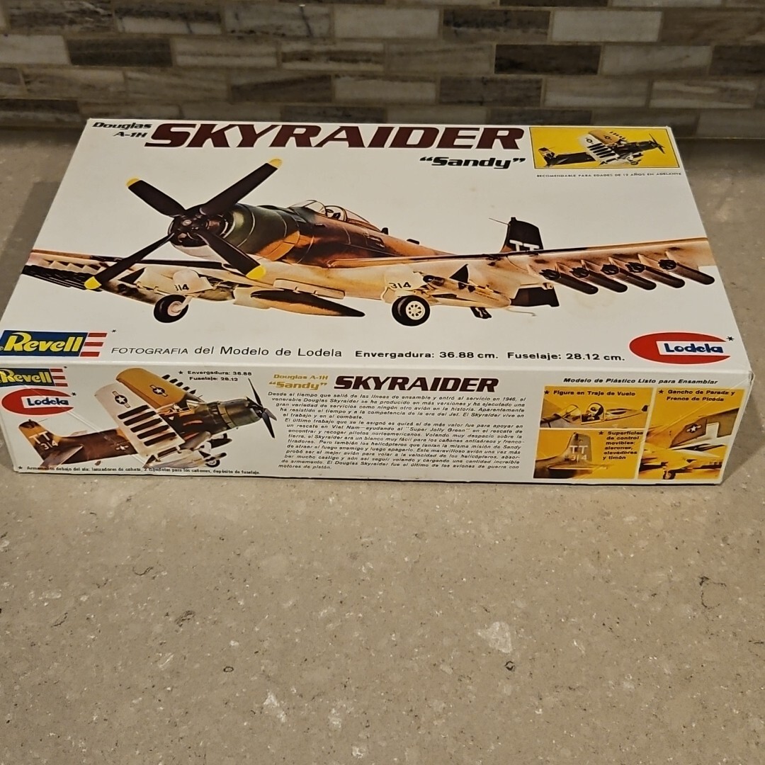 VTG 1973 Revell Lodela 1/40 Douglas A-1H Skyraider SANDY Model Kit