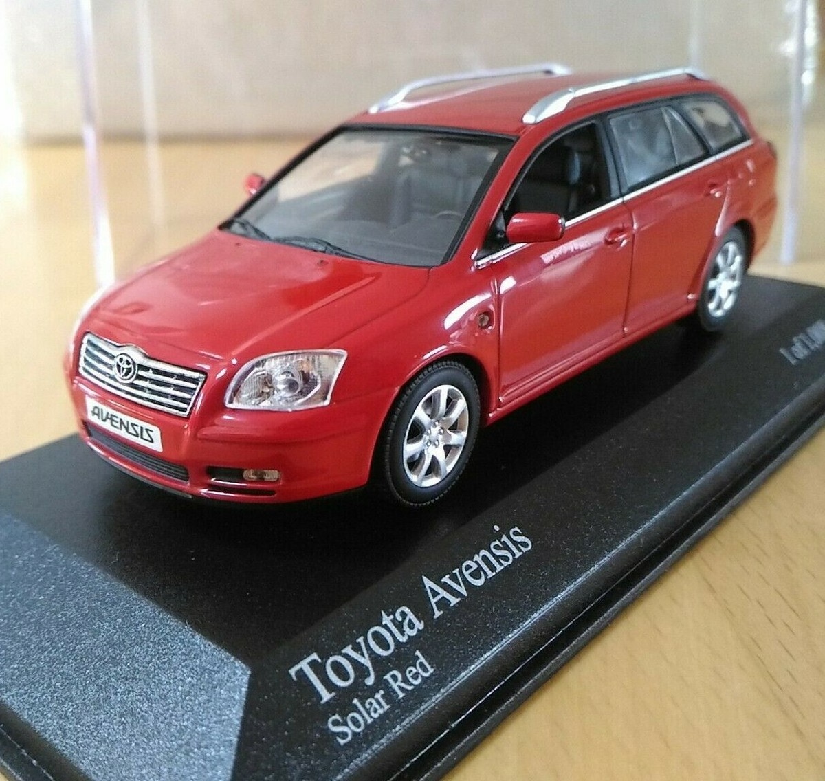 Toyota Avensis 2002 Wagon 1:43 1/43 DieCast Model Solar Red PMA