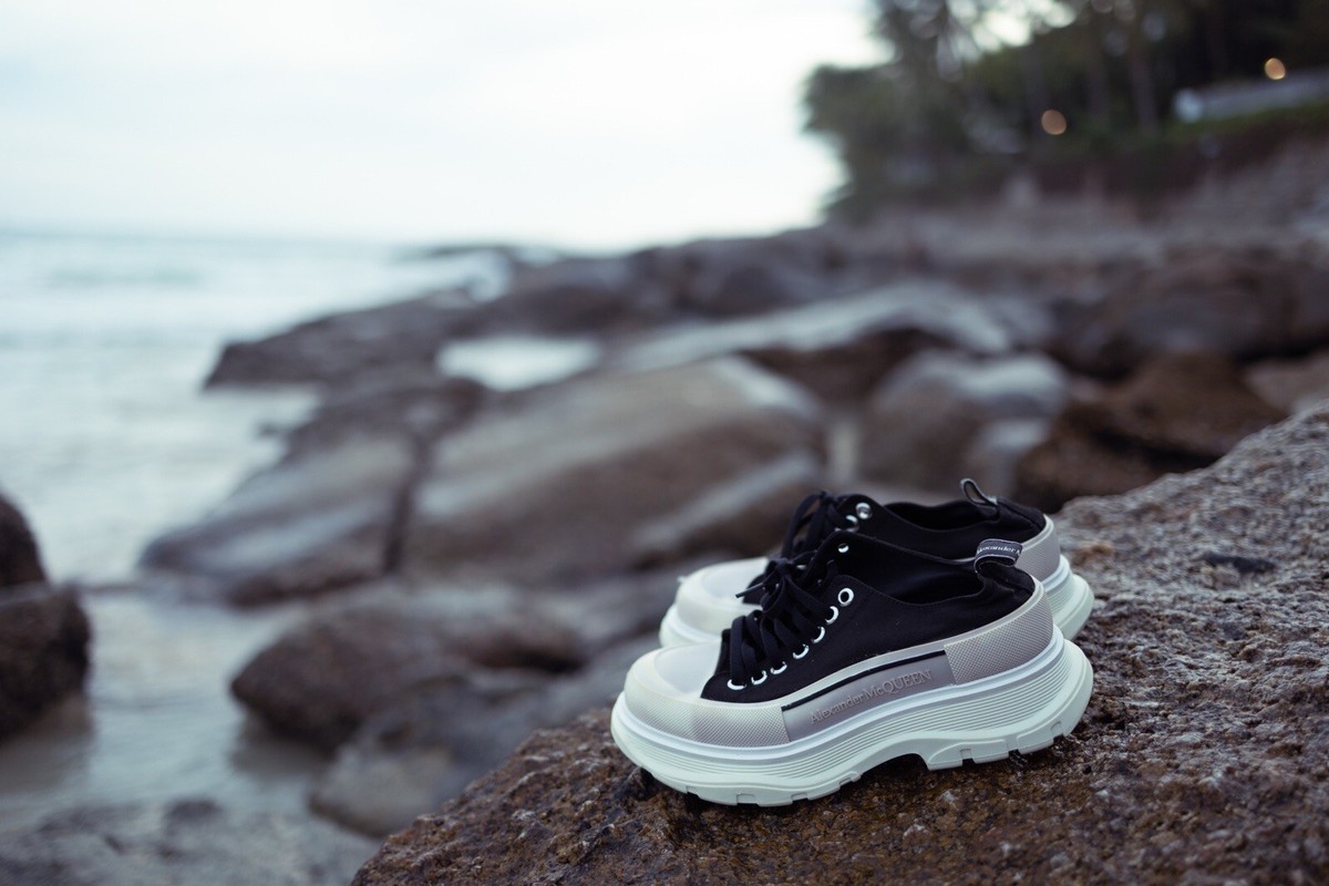 Alexander McQueen Tread Slick Low Lace Up Black White - 611705 Sz