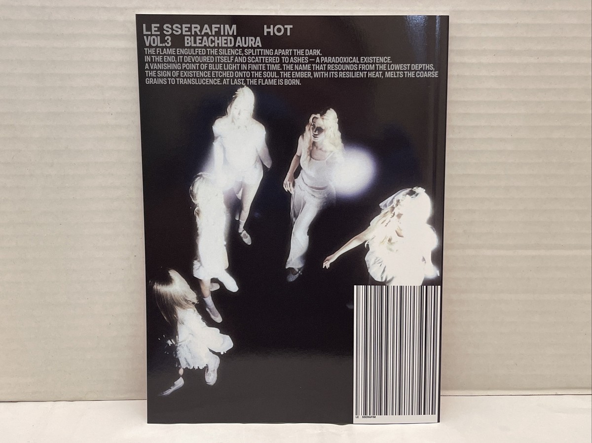 SIGNED - SAKURA- LE SSERAFIM 