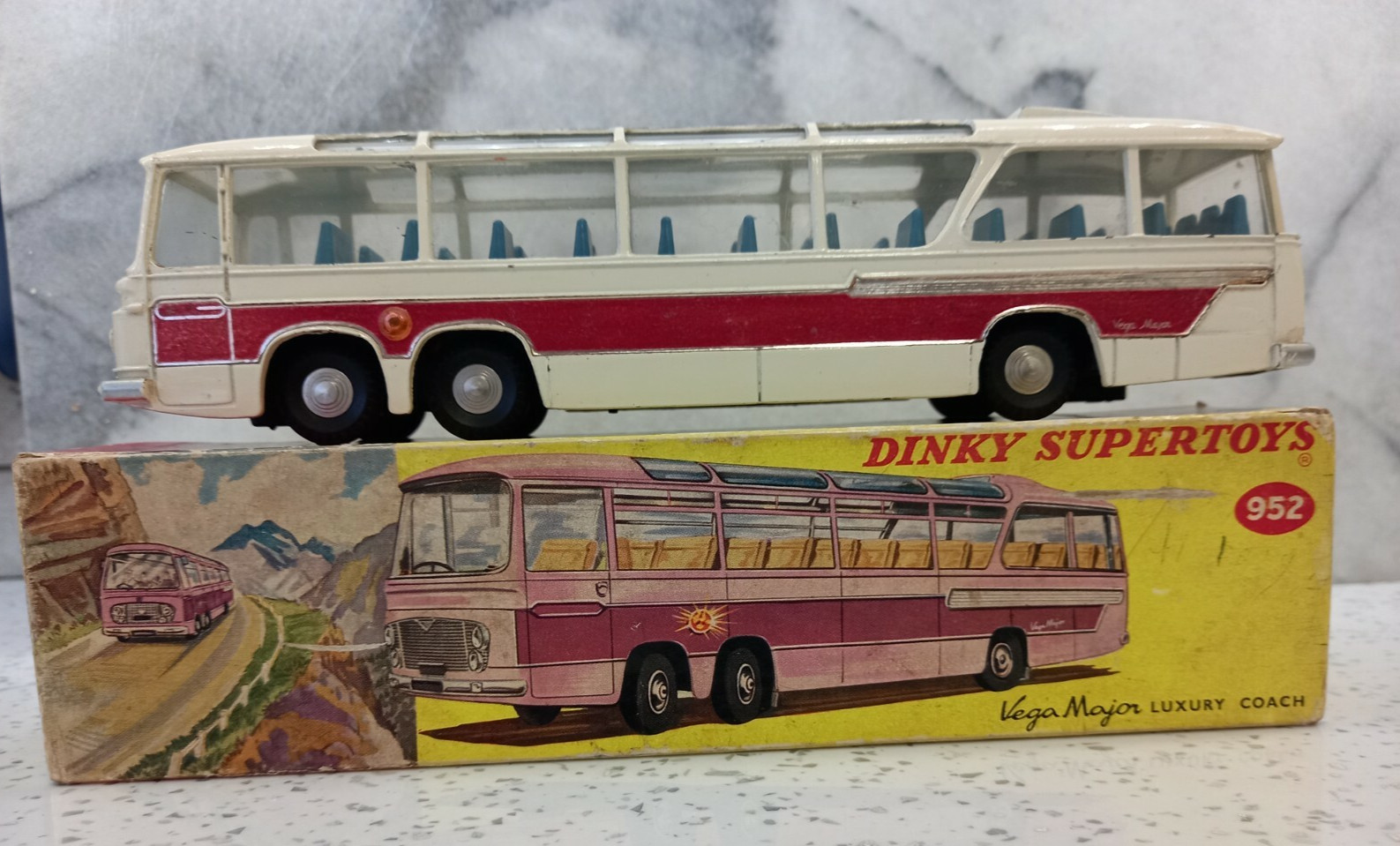 Dinky 952, Vega Major Luxury Coach - Free Price Guide & Review