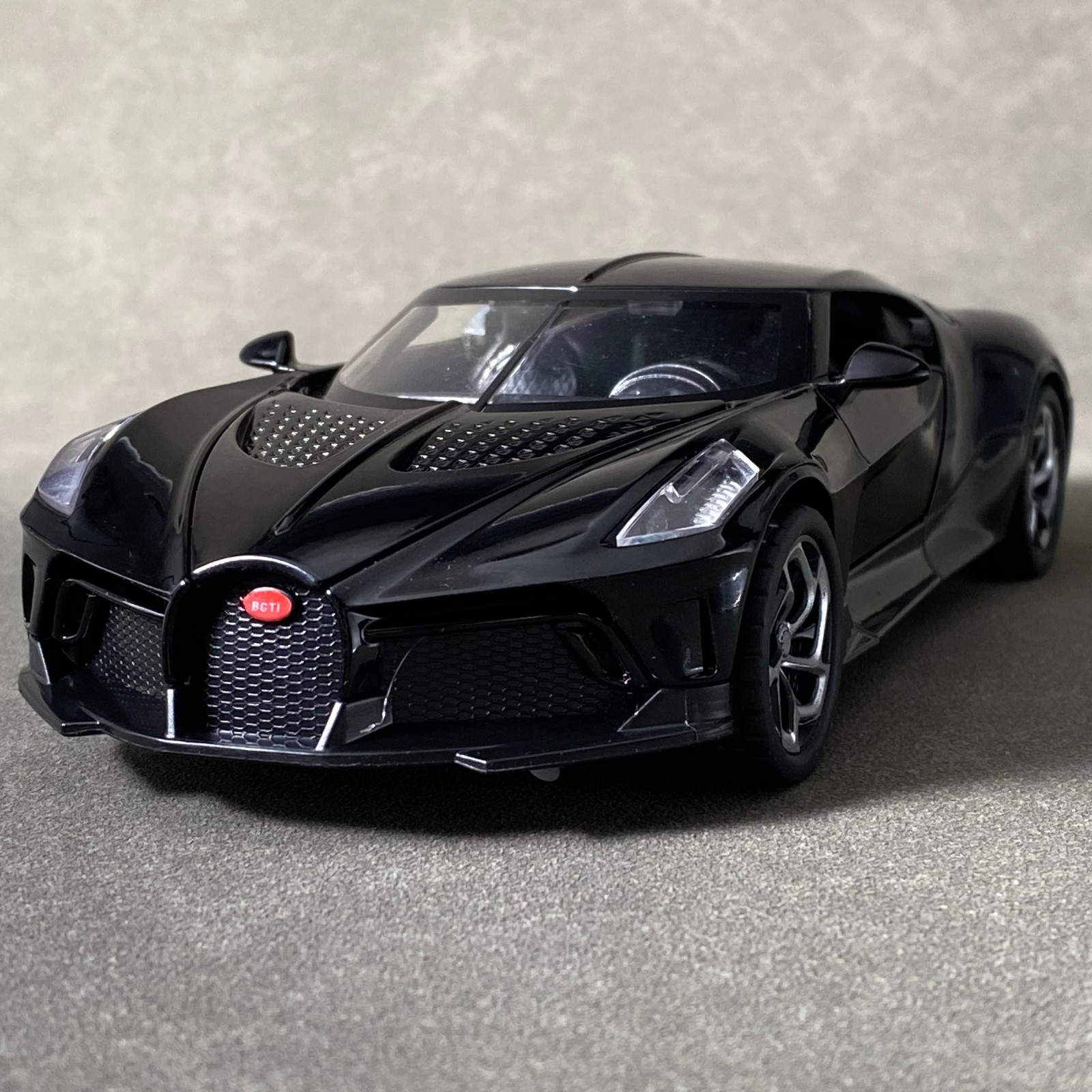 1:24 Bugatti La Voiture Noire Alloy Car Model Toy Diecast Vehicles