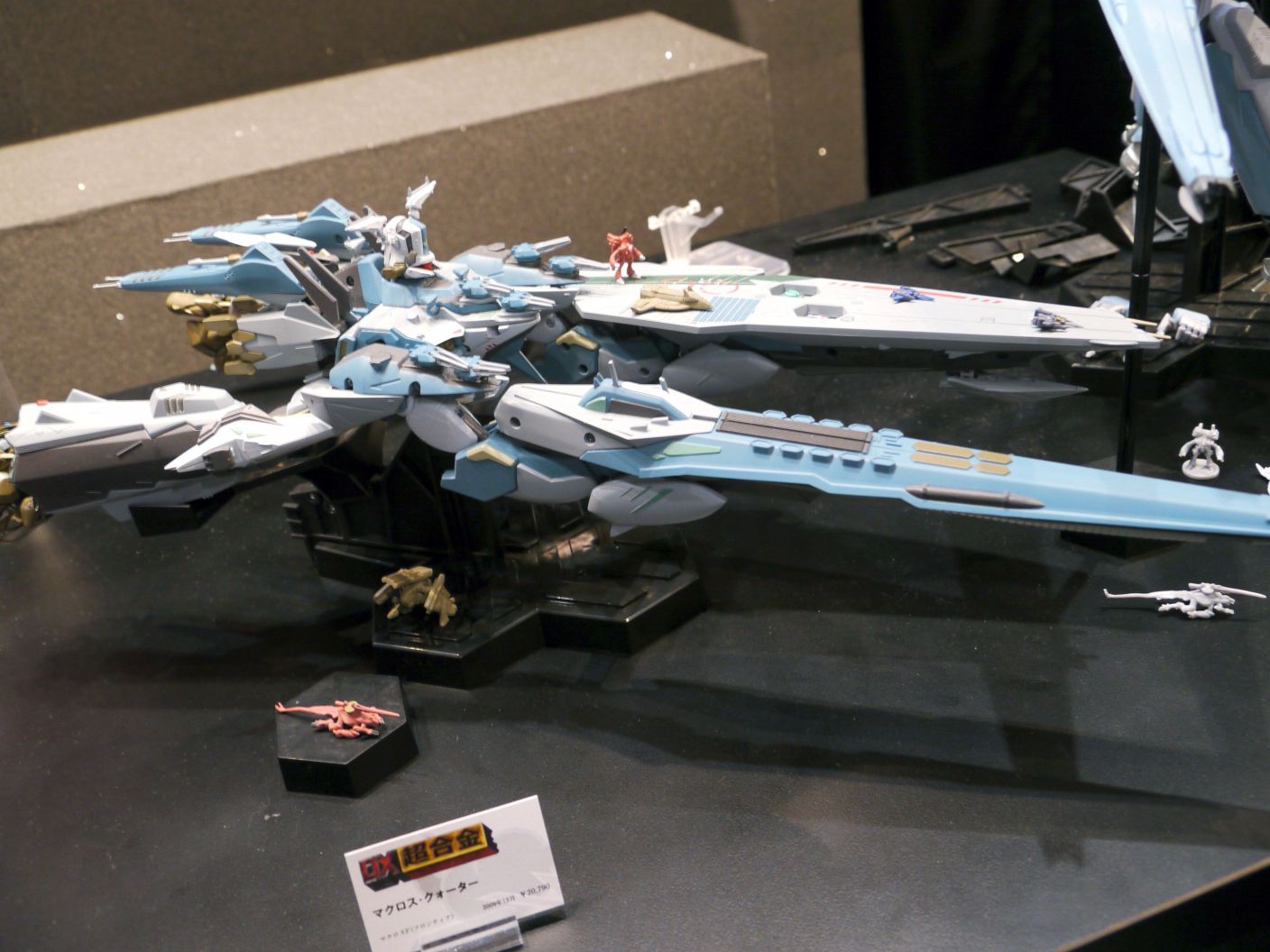 要塞艦型から強襲型に完全変形し、マクロス・アタックもできる「DX超