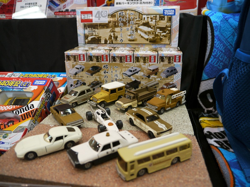 セピア調の懐かしい雰囲気をかもし出す40周年記念の「昭和のトミカ