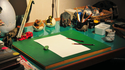 藤子・F・不二雄のデスクを再現、膨大な資料にまぎれて恐竜の化石も