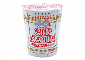 変形ギミック搭載、LEDが光りトリビアを語り出す「カップヌードルロボ