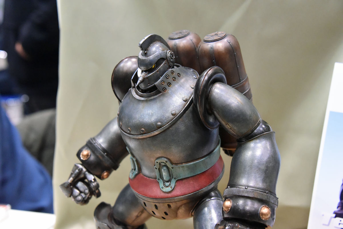 重さ2kg超・全高37cmの重厚な「鉄人28号」 - GIGAZINE