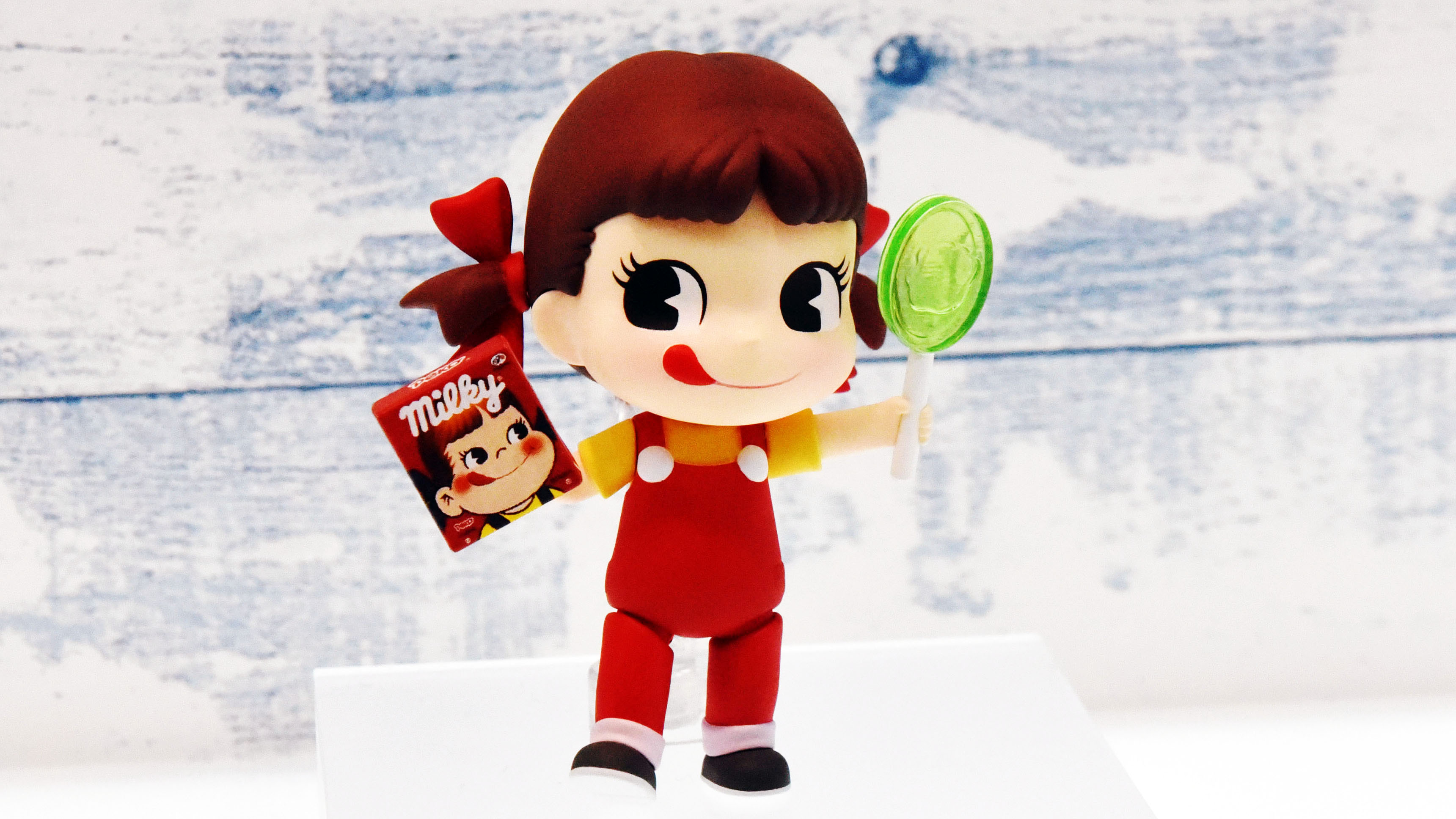 あの不二家のペコちゃんがてへぺろっぽい顔＆ミルキーとポップ