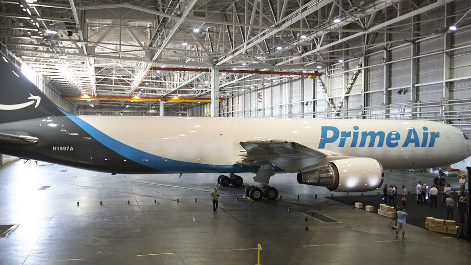 Amazonがついに自社専用の貨物機を導入して運用を開始 - GIGAZINE