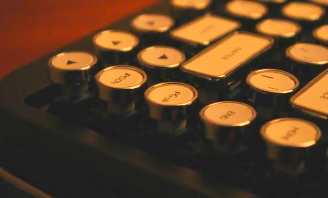 現代によみがえるBluetooth接続のタイプライター型キーボード「PENNA