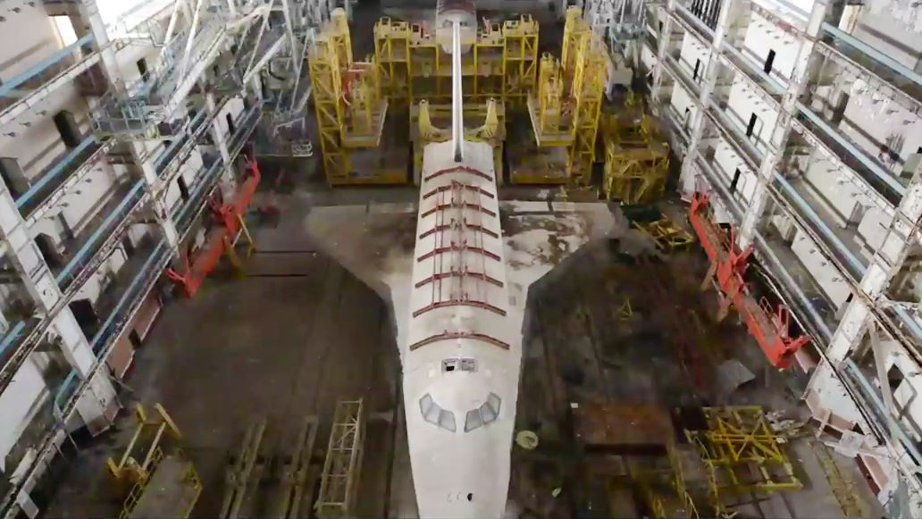 うち捨てられたソ連のスペースシャトル「ブラン」の格納庫に潜入して